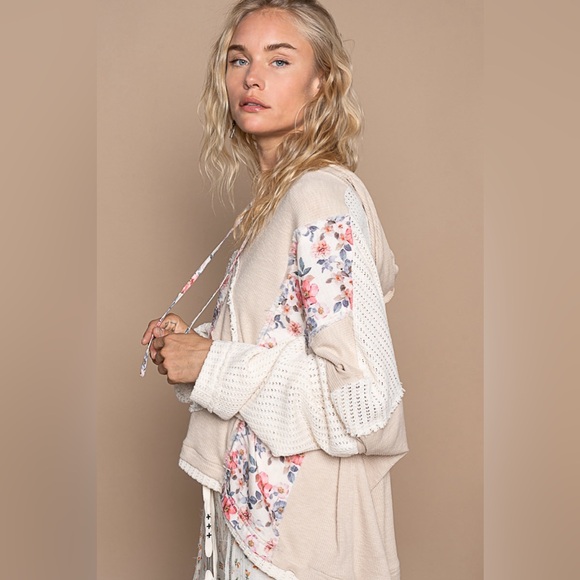 915. POL Pullover Hoodie Women's Oversized Tan Peace Applique Long Sleeve. - Picture 7 of 7